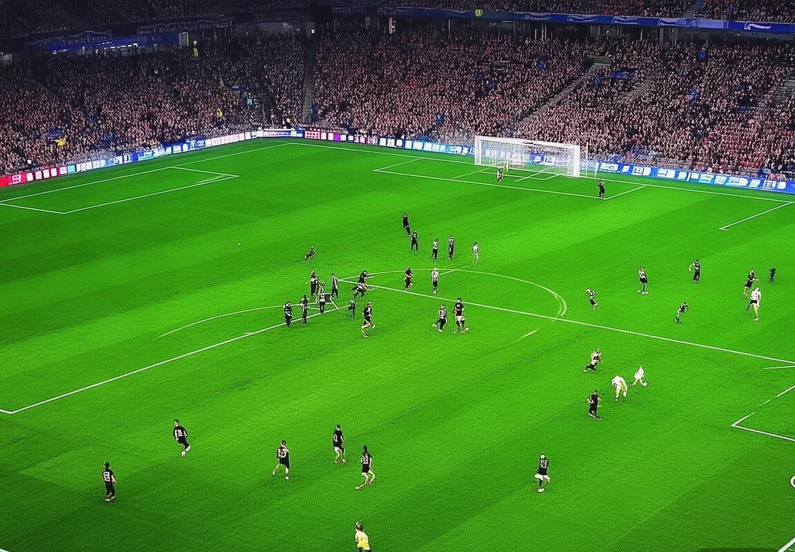 巴塞罗那VS尤文图斯：巅峰对决战术解析与球星对决预测(图2)